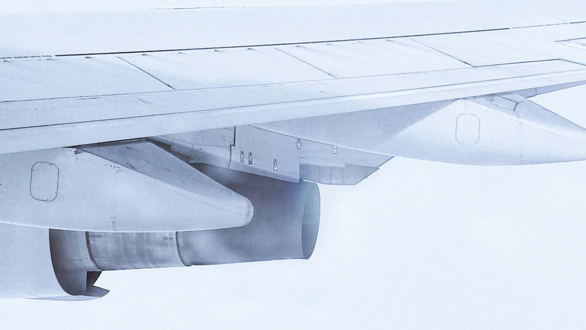 Headerbild zum Artikel „Case Study: KI in zertifizierungsrelevanten Luftfahrtprozessen“ – Flugzeugflügel als Symbol für Zertifizierungsprozesse in der Luftfahrtindustrie