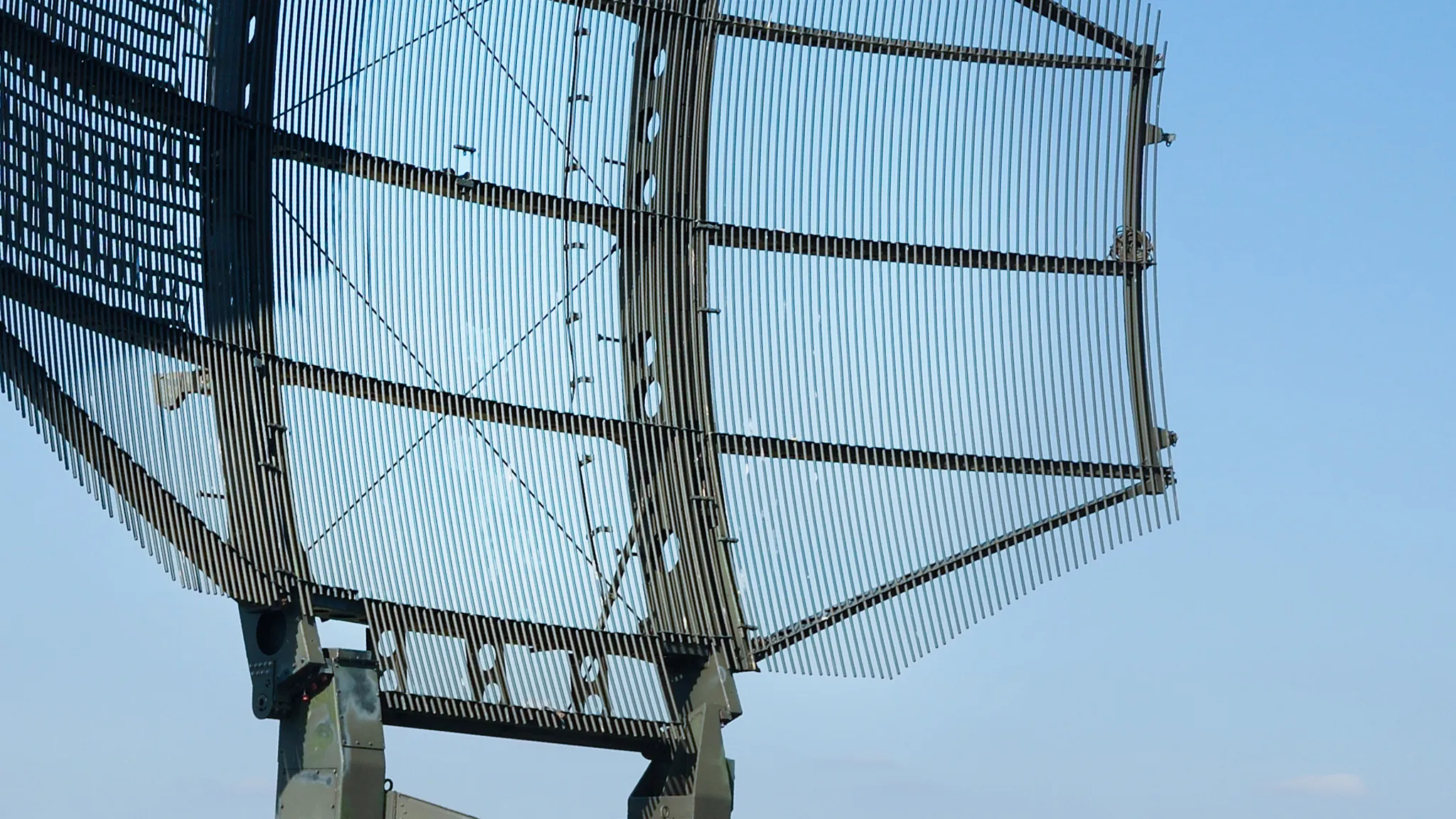 Militärische Satellitenschüssel vor blauem Himmel