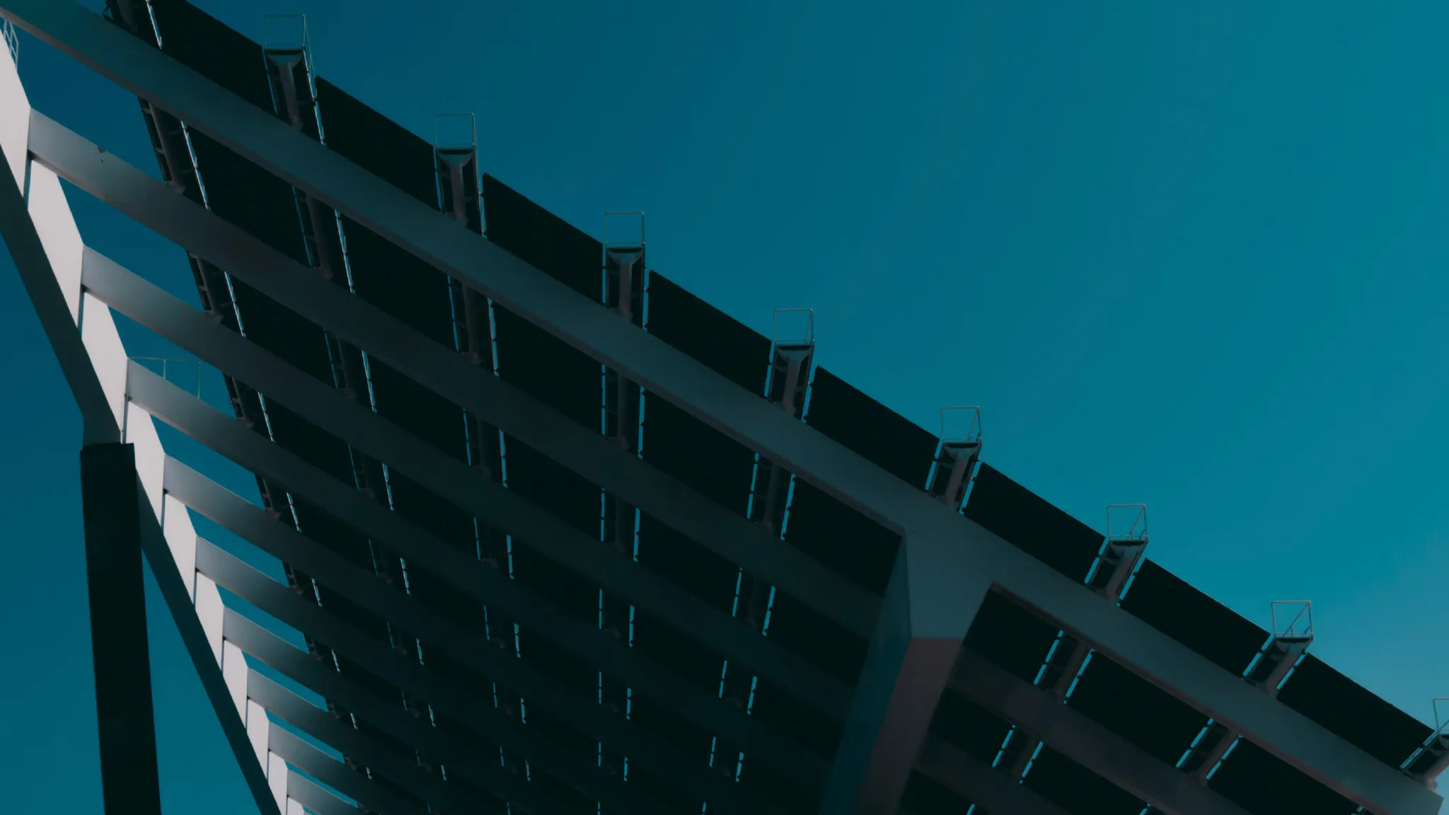 Großes industrielles Solarpanel von unten