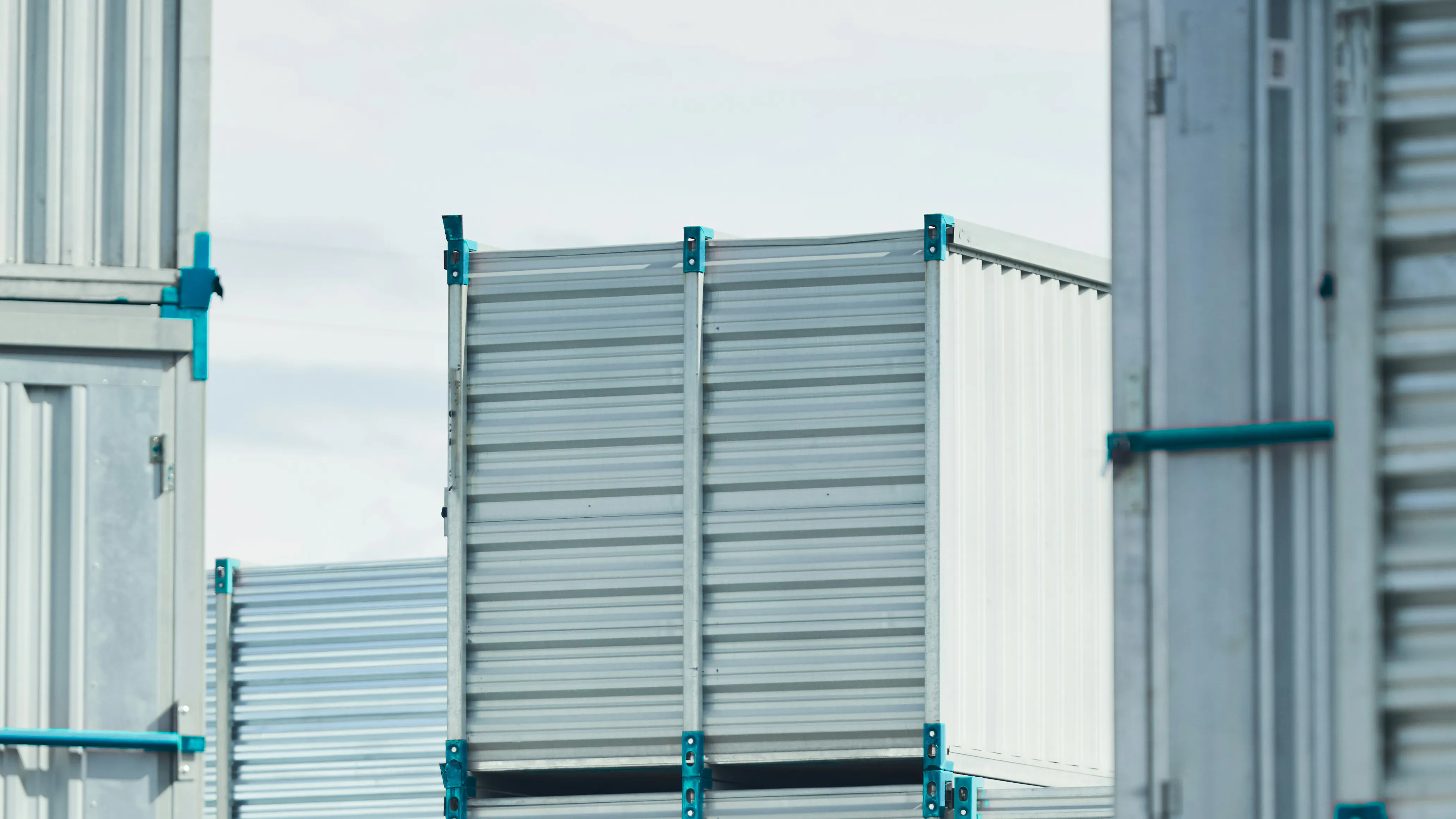 Graue Frachtcontainer mit blauen Akzenten